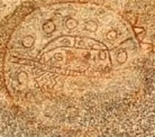 Nhiều ý kiến cho rằng đây có thể là một UFO mà người xưa mô tả lại. Số khác cho rằng đây có thể là hình ảnh biểu tượng của một bánh xe, văn hóa huyền thoại nào đó hay Mặt trời... Nguồn ảnh: ufosightingshotspot.