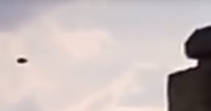 Nhiều người cho rằng nó có thể là một UFO và đang khám sát bầu trời thành phố Mexico nhưng sự thực về vật thể vẫn còn là bí ẩn. Nguồn ảnh: ufosightingsdaily 