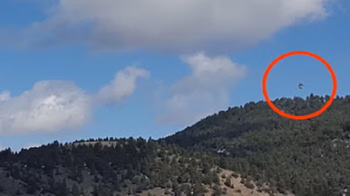 Theo phát hiện này, có một vật thể hình giọt nước bán trong suốt khổng lồ, bay lơ lửng trên đỉnh núi. Nguồn ảnh: ufosightingsdaily.