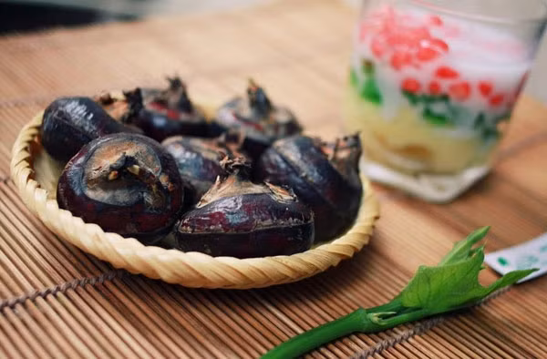 Củ của cây mã thầy có thể ăn được. Loại củ này cũng giàu chất xơ, riboflavin, vitamin B6, kali, đồng, và mangan. Củ mã thầy còn ít calo và không có chất béo nên là thực phẩm rất thích hợp cho người ăn kiêng. (Nguồn Phunutoday)