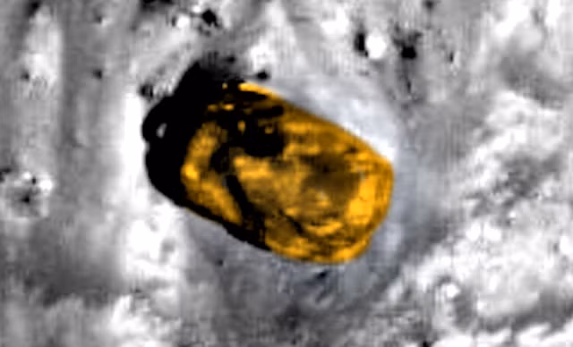 Theo phát hiện này, ngay tại khu vực được xác định bất ngờ tìm thấy một khối cấu trúc kỳ lạ giống như một con tàu cũ bỏ hoang. Nguồn ảnh: ufosightingsdaily.