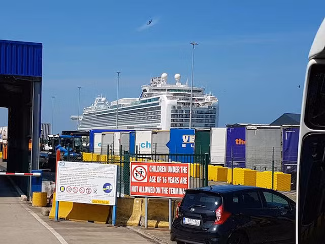 Vat the la nghi UFO hien hinh tren mat bien o Bi