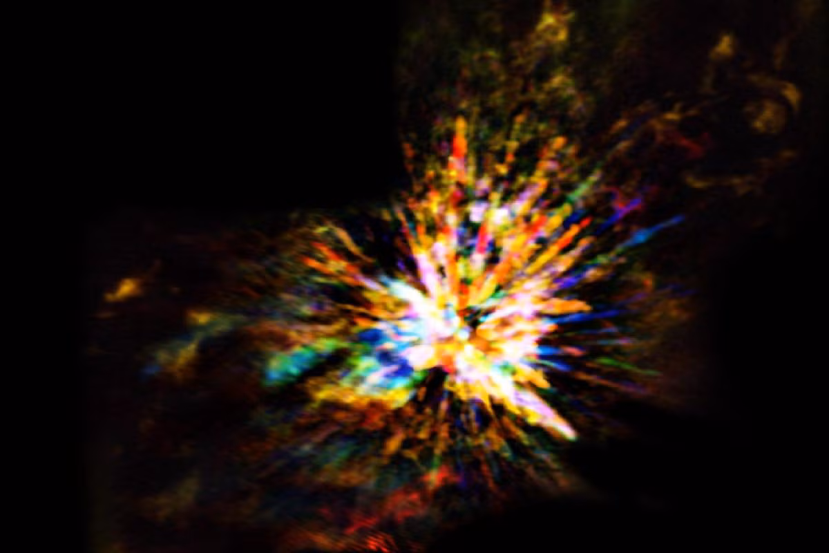 Ngoan muc canh sao tre va cham thanh phao hoa khong lo