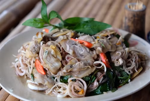 Con chang chang thường sống vùi mình trong lớp cát mỏng, sình bùn ven sông hoặc dưới đáy sông. (Ảnh Dantocmiennui)