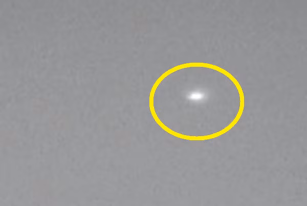 Sau đó, vật thể lại biến dạng, bay rời ra khỏi đám mây, tiếp cận vào vùng bầu trời xanh. Nguồn ảnh: ufosightingsdaily.