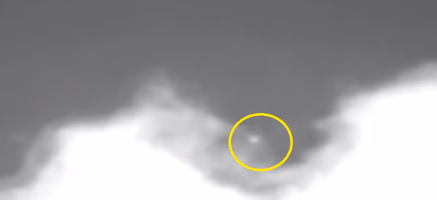 Cụ thể, trong phát hiện này, ngay tại khu vực bầu trời xuất hiện một khối sáng đa giác dị dạng, ban đầu nó chao lượn, chạy dọc đầu một làn mây. Nguồn ảnh: ufosightingsdaily.