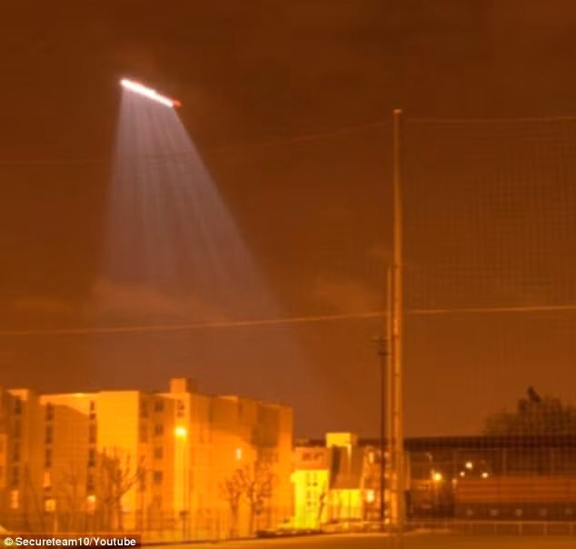 Vào năm 2010, một vật thể nghi UFO hình điếu xì gà bất ngờ xuất hiện tại một sân bay ở Trung Quốc khiến sân bay này phải đóng cửa đột ngột sau khi nhận được lời cảnh báo. Nguồn ảnh: Dailymail.