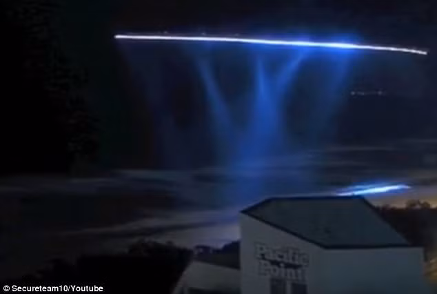 Còn đây là cận cảnh một vật thể hình đĩa khổng lồ, phát ra ánh sáng xanh, bay gần khu vực Bờ biển Vàng tại nước Úc vào năm 2014. Đây được đánh giá là một trong những vật thể lạ nghi UFO xuất hiện rõ ràng nhất tại đất nước chuột túi này. Nguồn ảnh: Dailymail.