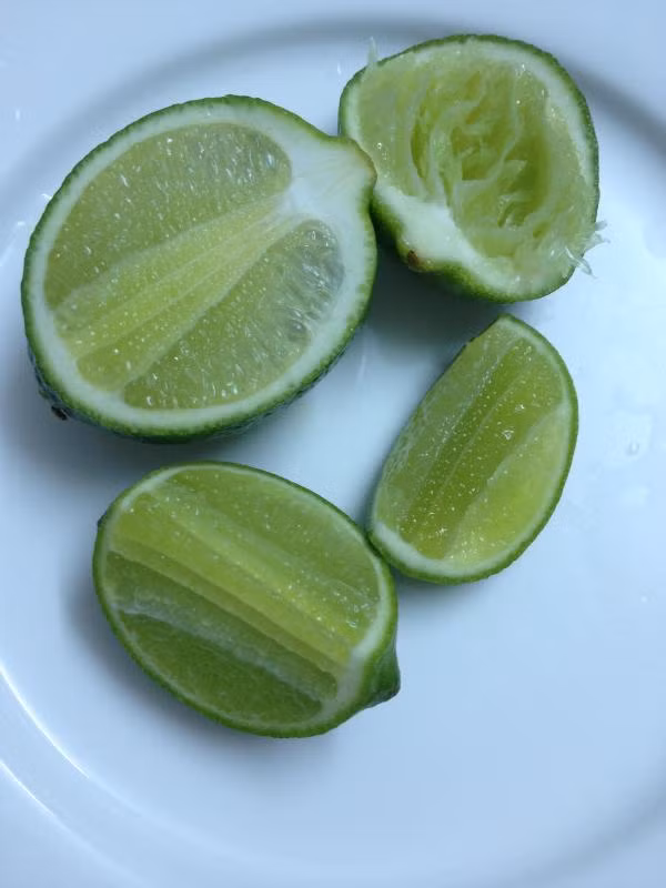 Chanh giấy rất tốt cho làn da. Bên cạnh đó, quả chanh giấy còn có công dụng khắc phục chứng ợ nóng, táo bón, trị viêm họng, giảm sốt, giảm cân, thanh lọc cơ thể, tăng cường năng lượng,...(Nguồn Caygiong365)