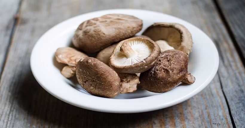 Nấm hương có tác dụng giải độc và bảo vệ tế bào gan rất tốt. Nó còn là thực phẩm cho những người bị thiếu máu do thiếu sắt, cao huyết áp, tiểu đường, trẻ em suy dinh dưỡng. (Nguồn Thucpham) 