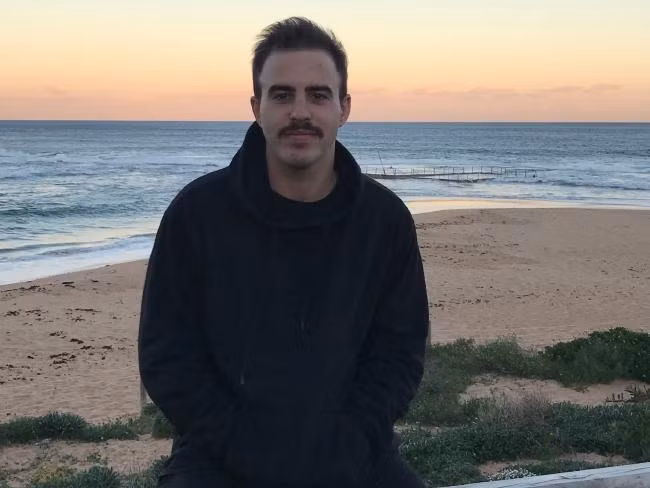 Cụ thể, một người đàn ông tên là Medero đã chụp ảnh mặt trời mọc trên bãi biễn Bangalley Head, Avalon, Australia vào ngày 7 giờ sáng ngày 5/7/2017 thì bất ngờ nhìn thấy vật thể nghi UFO chao lượn trên bầu trời. Nguồn ảnh: earthmysterynews.