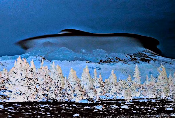 Cận cảnh khối mây có hình thù rất giống với UFO, gồm vành đĩa khổng lồ và một chóp tròn trên đỉnh. Cũng có một số quan điểm khác cho rằng, đây chính là sản phẩm UFO của người ngoài hành tinh, từng rất giống với cỗ máy UFO 12.000 năm tuổi từng xuất hiện trong truyền thuyết. Nguồn ảnh: ufosightingsdaily.