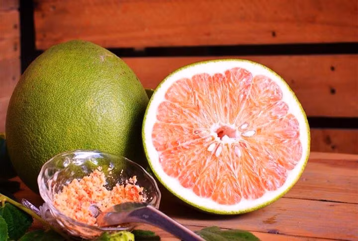 Bưởi da xanh tốt nhất là được trồng vào cuối mùa khô, đầu mùa mưa. Qua mùa mưa cây bưởi phát triển khá tốt nhờ nguồn nước mưa tự nhiên. (Nguồn Khanhlongfood)