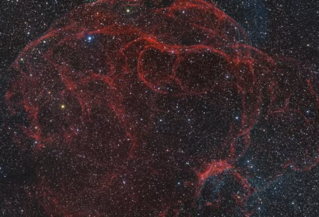 Mở đầu cho bộ ảnh thiên văn ấn tượng này là diện mạo của Simeis 147, một sao băng còn sót lại được sinh ra khi một ngôi sao khổng lồ phát nổ cách đây 40.000 năm trước, nằm cách Trái đất 3000 năm ánh sáng. Bức ảnh do Ron Brecher chụp được từ đài thiên văn SkyShed. Nguồn ảnh: Space.