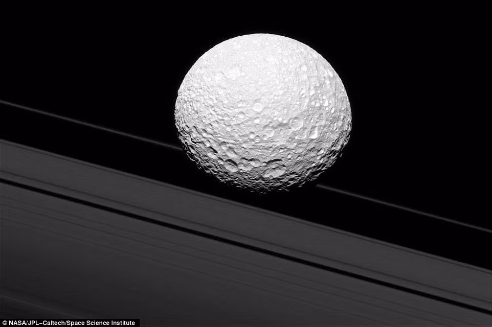 Mặt trăng Mimas phía trên các vòng nhẫn sao Thổ được tàu Cassini, NASA chụp lại ở khoảng cách 45.000 km.