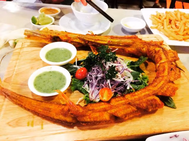 Cá chìa vôi có thể được chế biến thành nhiều món ăn ngon khác nhau như hấp, nướng, kho hay chiên. Mặc dù vậy, số lượng loài cá này ngày càng khan hiếm nên không phải lúc nào bạn cũng có thể thưởng thức được món cá này. (Ảnh Lozi)