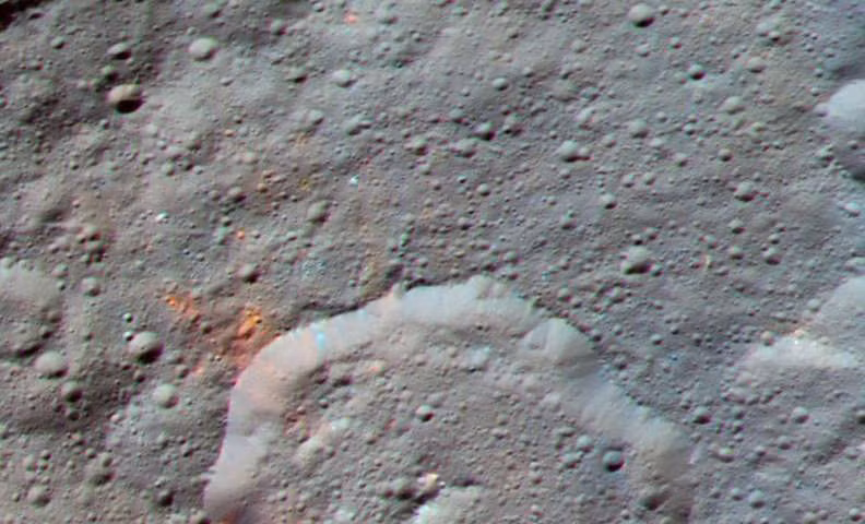 Nhóm nghiên cứu cho rằng, những hợp chất hữu cơ trên hành tinh lùn Ceres này có thể từng bị phân ly, tác động mạnh mẽ bởi nước, nhiệt độ đặc biệt là những vùng sáng xuất hiện quanh các miệng núi lửa. Nguồn ảnh: Phys.