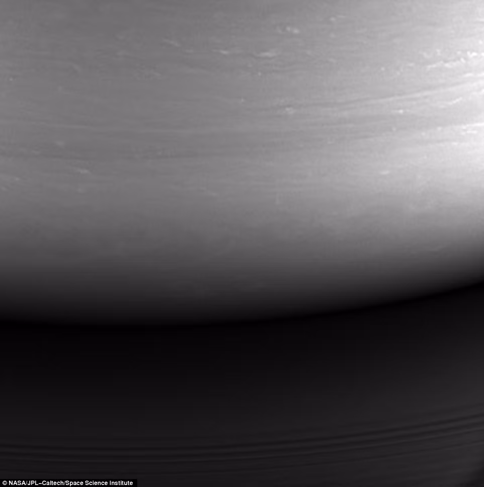 Anh "nong hoi" ve mat trang sao Tho do Cassini chup truoc khi tu sat-Hinh-3