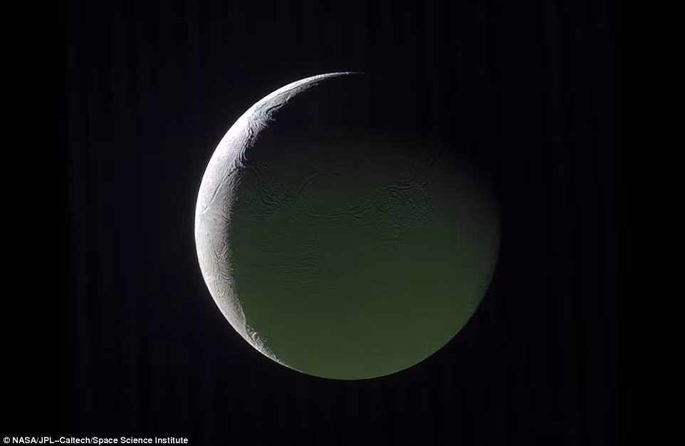 Anh "nong hoi" ve mat trang sao Tho do Cassini chup truoc khi tu sat