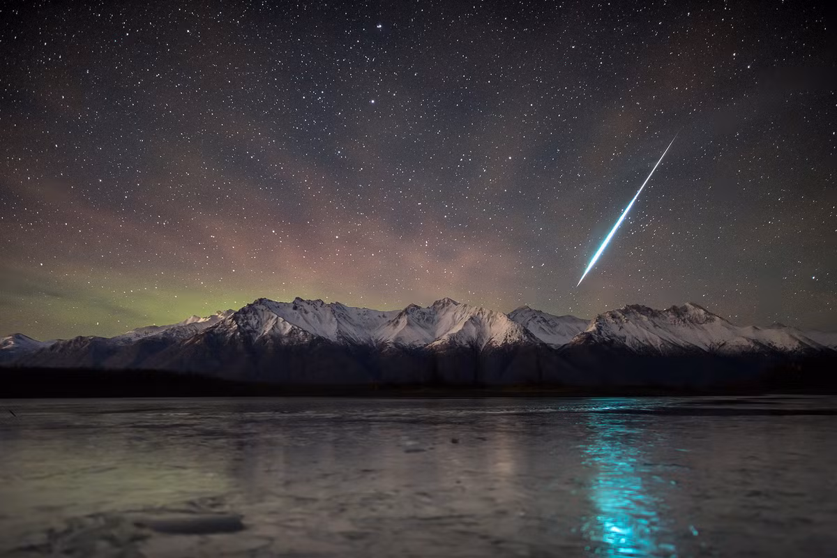 Một sao băng màu xanh lá cây tuyệt đẹp bay về phía vùng sáng phía Bắc trên một dãy núi gần Palmer, Alaska sau nửa đêm do nhà nghiên cứu hành tinh Matthew Skinnerchụp lại được. Nguồn ảnh: Space. 