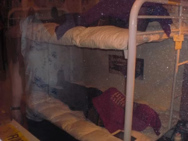 Được đặt tại một phòng thu âm cũ với những bước tường cách âm dày, Bảo tàng chết chóc có một sự im lặng đến rợn người. (Ảnh Viralpie)