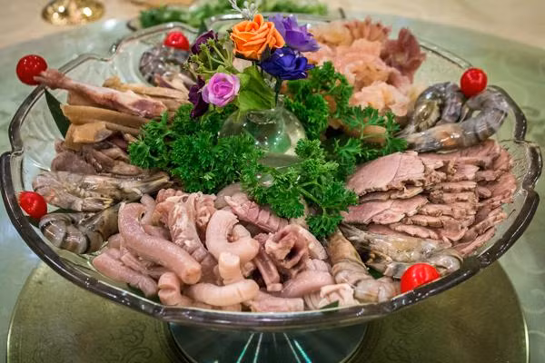 Món snack bằng bộ phận sinh dục của động vật Đây là một trong số những món ăn độc dị tại nhà hàng có tên Guolizhuang ở thủ đô Bắc Kinh (Trung Quốc). Dù món ăn này có vẻ gây kinh hãi với người phương Tây, nhưng nhiều người Trung Quốc lại tin rằng ăn bộ phận sinh dục của động vật sẽ giúp đàn ông làm chuyện ấy thăng hoa. (Nguồn Oddee)