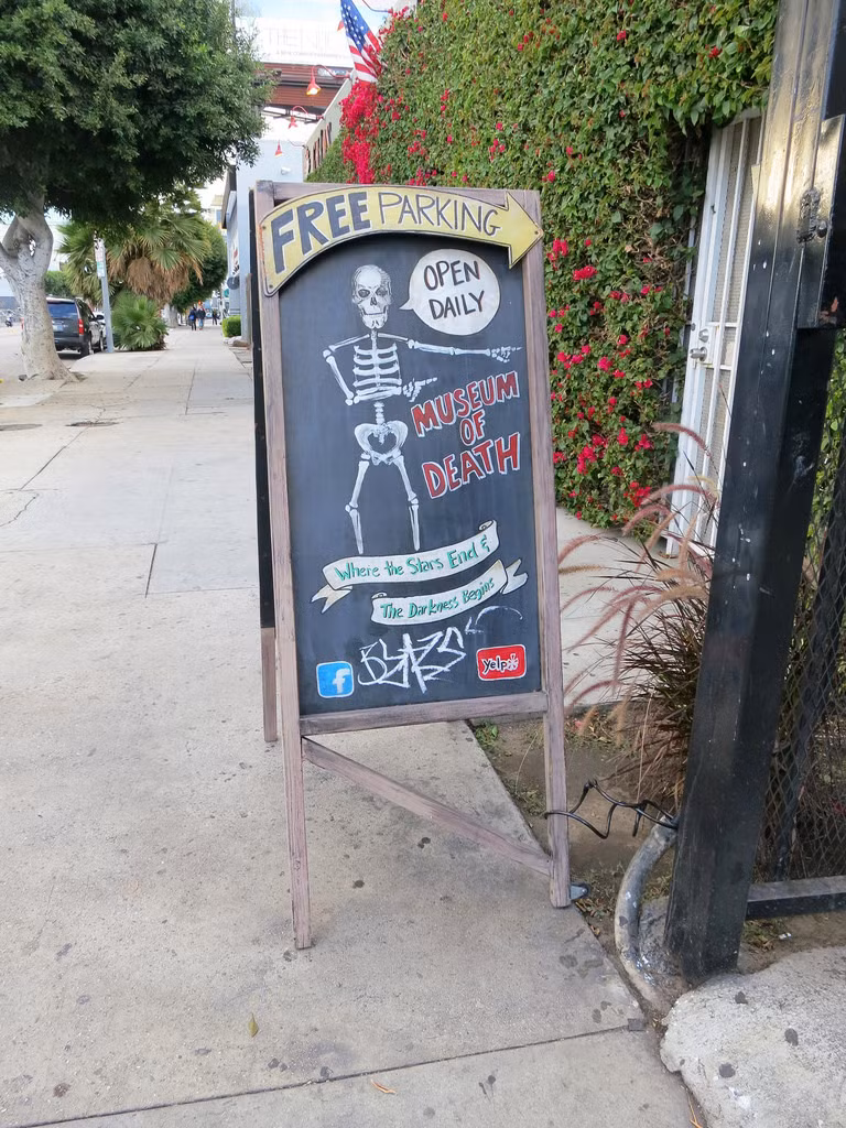 Bên cạnh đó, khách tham quan có thể xem những hiện vật liên quan đến vụ tự sát của 39 người thuộc giáo phái Heaven's Gate Cult năm 1997. (Ảnh Laughingsquid)