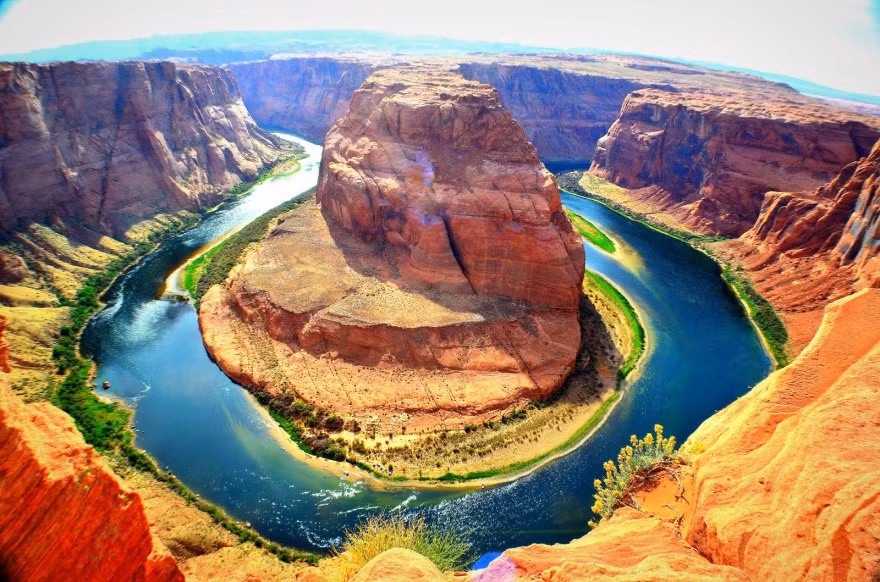  Horseshoe Bend , Hoa Kỳ "Horseshoe Bend" là một điểm thắng cảnh tự nhiên nổi tiếng thế giới có con sông Colorado bao quanh một tảng đá khổng lồ trong lãnh thổ của Glen Canyon, tạo thành một móng ngựa tự nhiên to lớn. Nguồn ảnh: brightside. 