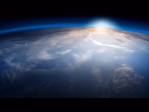 Một ngày trên Trái đất sẽ không chỉ là 24 giờ như trước đây mà kéo dài đằng đẵng bằng 365 ngày. Trong đó, 6 tháng là nóng như thiêu đốt, 6 tháng còn lại chìm trong lạnh giá. Mặt trời sẽ mọc ở hướng Tây và lặn ở hướng Đông. Nguồn ảnh: Google.