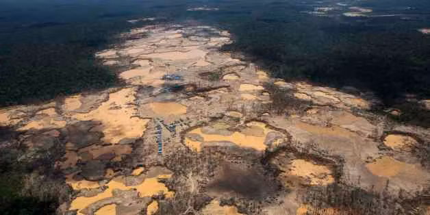 Do bầu khí quyển cũng bị dừng lại theo Trái đất, tạo thành những cơn gió có sức tàn phá như một vụ nổ bom nguyên tử, kèm theo đó là những cơn sóng thần cực lớn có thể nhấn chìm hơn 27km đất liền trong chưa đầy một phút. Nguồn ảnh: Google.