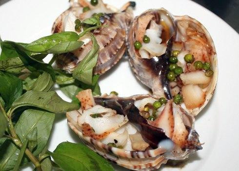 Ốc khế ngon là ốc có mày cao, thịt sẽ nhiều và ăn sẽ ngon. Ngược lại, ốc khế có mày thấp thì không nên chọn mua. (Ảnh Amthuc365)