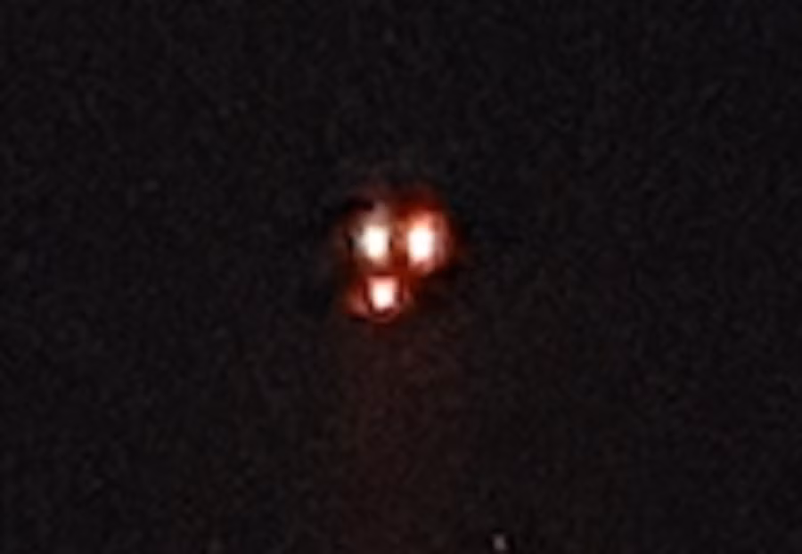 Trong có, có 2 khối sáng cam đỏ và một khối sáng trắng trên bầu trời. Nguồn ảnh: ufosightingsdaily.
