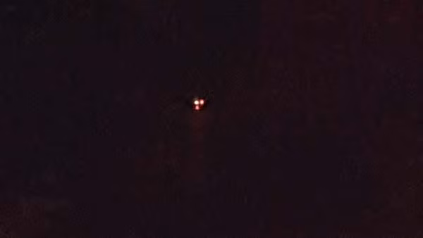 Cụ thể, có một chùm vật thể bí ẩn 3 bóng đèn sáng nối với nhau thành một hình tam giác lơ lửng trên bầu trời đêm. Nguồn ảnh: ufosightingsdaily.