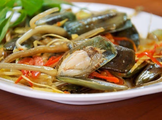 Ốc tài xỉu có kích thước to bằng ngón tay cái, vỏ màu xanh, thân ốc mảnh, dẹp, thịt ốc trắng phau. (Ảnh Imgur)