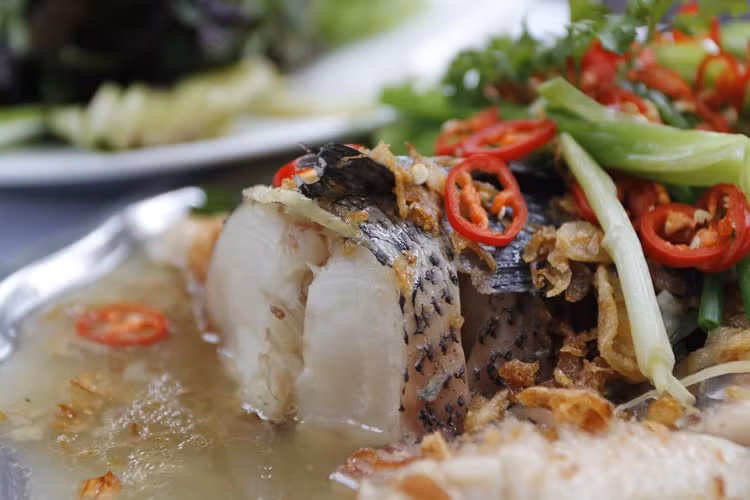Cá mè có thể chế biến thành nhiều món ngon như cá mè nấu canh dưa, om riềng, nướng, chiên, gỏi… nhưng hấp dẫn thực khách vẫn là món cá mè luộc. (Nguồn Braburg)
