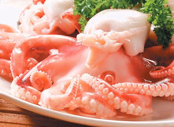 Những con ruốc lỗ màu xám có ánh xanh, khi được nấu chín chúng chuyển thành màu hồng. (Nguồn Mytour)