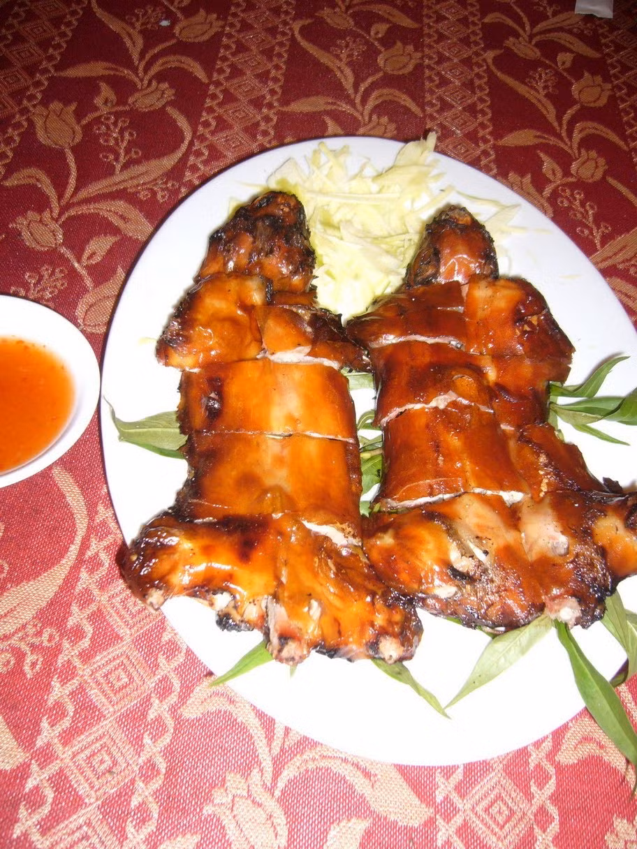 Chuột cống nhum sống đơn độc trên các gò đất giữa đồng. Thịt chuột cống nhum mềm, nạc và không tanh nên còn được xem là “nai đồng quê”. (Nguồn Licdn)