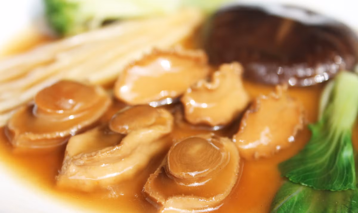 Bào ngư là động vật sinh sản hữu tính. Chúng đẻ trứng vào mùa nóng và thụ tinh ngoài. Mùa lạnh, bào ngư nghỉ hoạt động sinh dục. (Nguồn Baongu)