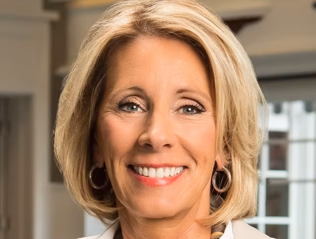 Betsy DeVos: Hành trình từ nữ tỉ phú thành Bộ trưởng Giáo dục Mỹ Betsy DeVos: Hanh trinh tu nu ti phu thanh Bo truong Giao duc My