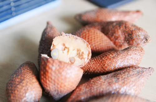 Quả mây Thái chỉ bảo quản được vài ngày và khi bạn mua về nên bỏ luôn vào trong tủ lạnh. Khi ăn, bạn có thể ăn không hoặc chấm cùng muối ớt để vị thêm đậm đà. (Nguồn 24h)