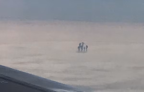 Hình ảnh vật thể lạ được phát hiện vào ngày 9/5/2017 ngay trên bầu trời khu vực chuyến bay di chuyển từ Warsaw đến Pháp do một nhân chứng trên máy bay tình cờ chụp lại được. Nguồn ảnh: ufosightingsdaily. 