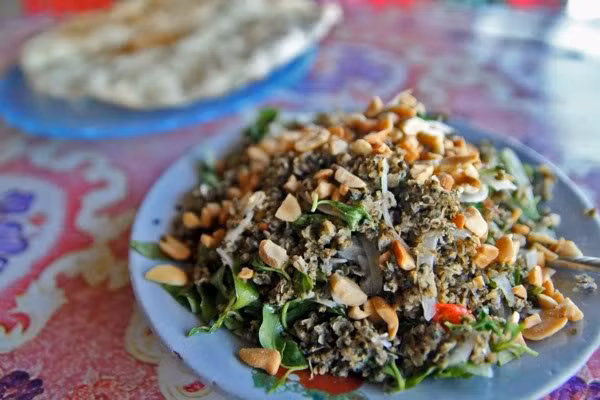 Thịt hến được tận dụng để chế biến nhiều món ăn như cơm hến, canh hến, hến xào, cháo hến, gỏi hến...Trong khi đó, vỏ hến được dùng để nung vôi. (Nguồn Giadinh)