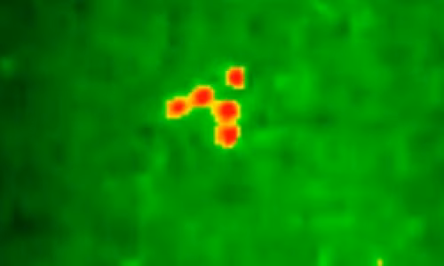 Vat the nghi UFO lot camera hong ngoai cua nhiep anh gia