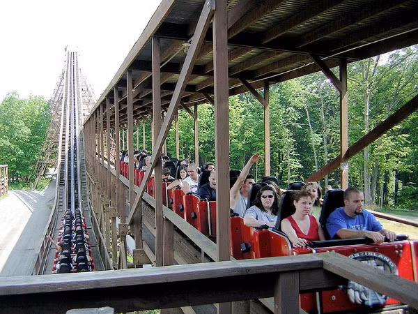  Tàu lượn siêu tốc bằng gỗ dài nhất Được xây dựng từ năm 1979, cho đến nay, chiếc tàu lượn tại công viên giải trí Cincinnati's Kings Island Beast vẫn là tàu lượn siêu tốc bằng gỗ dài nhất thế giới với độ dài 2.243m. (Nguồn Oddee) 