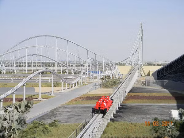  Tàu lượn siêu tốc có tốc độ nhanh nhất Tàu lượn Formula Rossa ở Công viên giải trí Ferrari World, các tiểu vương quốc Ả Rập thống nhất nắm giữ kỷ lục tàu lượn siêu tốc nhanh nhất thế giới với vận tốc tối đa là 240km/h, tăng tốc từ 0-100 km/h trong 2 giây và có thể lên tới độ cao 52m. (Nguồn Oddee) 