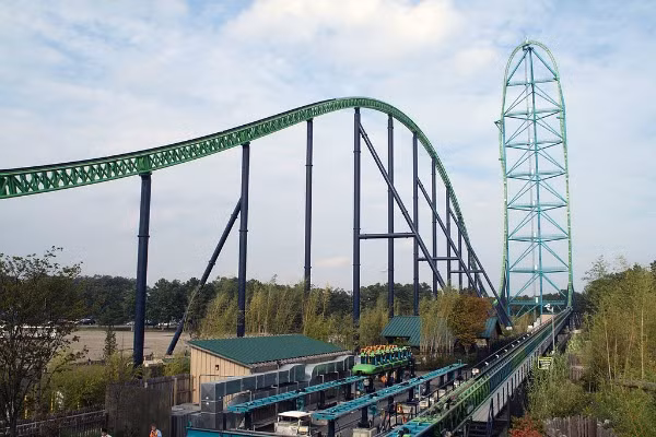 Tàu lượn siêu tốc cao nhất Tàu lượn Kingda Ka, Công viên giải trí Six Flags Great Adventure (Mỹ) cao tới 139m. Đây cũng là tàu lượn siêu tốc nhanh nhất ở Mỹ và nắm vị trí nhanh nhất thế giới với vận tốc 206 km/h. (Nguồn Oddee) 