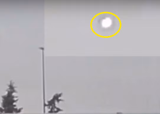 Qua cau sang nghi UFO xuat hien o san bay Tay Ban Nha-Hinh-3