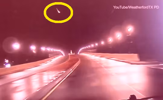 Khối sáng có hình dạng như một chiếc muỗng, một phần khối tròn, thuôn dài, nối liền với một vệt đuôi mỏng. Nhân chứng cho rằng đây chính xác là một thiên thạch khổng lồ. Nguồn ảnh: Dailymail.