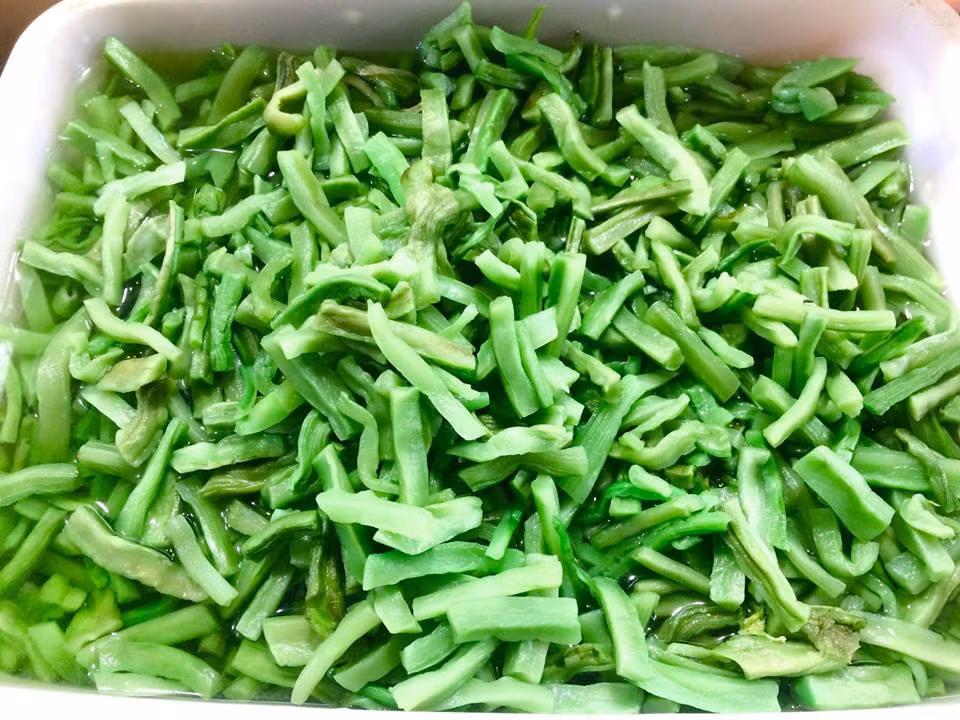 Rau tiến vua có đặc điểm độc đáo, đó là có thể đem phơi khô và bảo quản được cả năm. Khi cần, chỉ việc ngâm với nước là dùng được như khi rau còn tươi. (Ảnh Tungkhan)