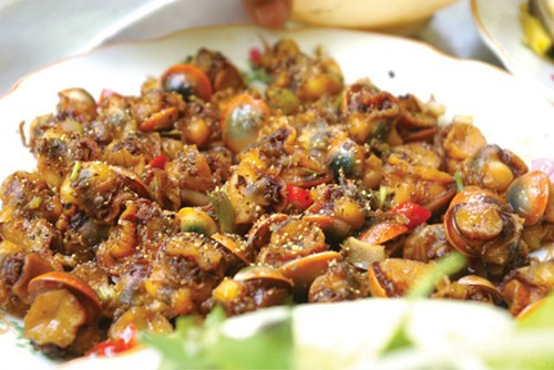 Với người dân miền biển, khi bắt được ốc bướm người ta sẽ giữ lại để đãi khách hoặc đem biếu chứ không bán vì loài ốc này quá hiếm. (Ảnh Vcmedia)